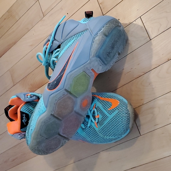 LeBron James basketball shoes - Picture 2 of 4